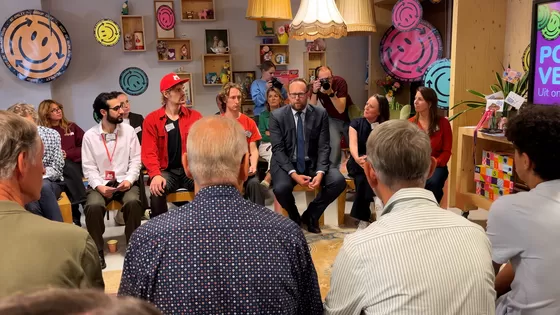 Minister bezoekt Kleine Ambassade in aanloop naar de Dag van de Democratie