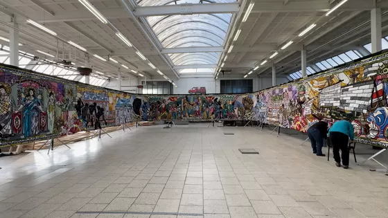 Wandkleed van 35 meter vertelt het verhaal van slavernij en toekomst