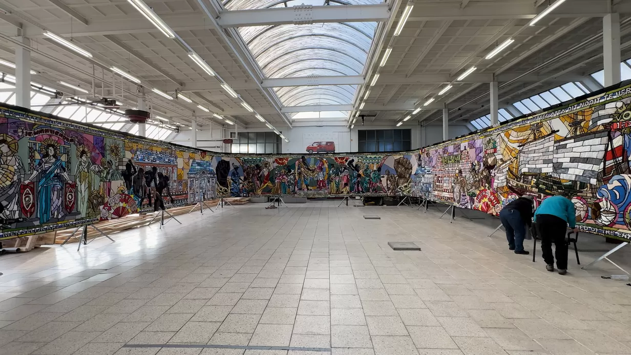 Wandkleed van 35 meter vertelt het verhaal van slavernij en toekomst
