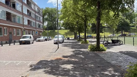Tijdelijk extra parkeerplekken Hogenbanweg bij het sportveld